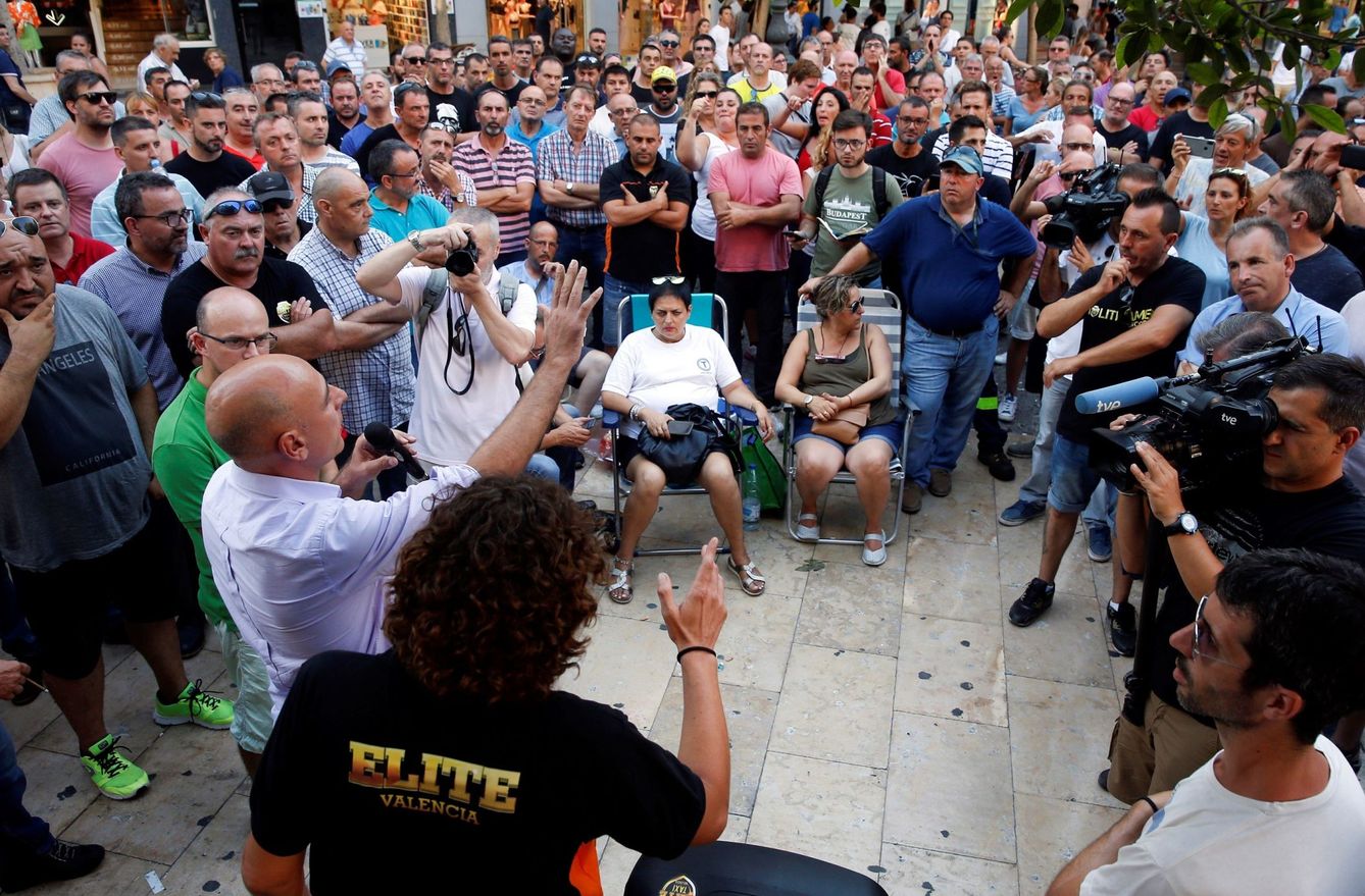 Los taxistas de Valencia durante la asamblea que celebraron este lunes. (EFE)