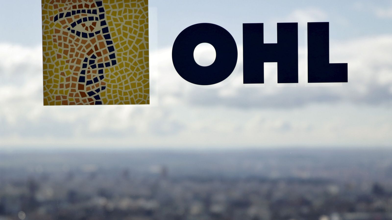 Foto: El logo de OHL en una ventana de la Torre Espacio de Madrid (Reuters)