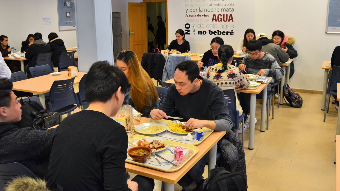 Alumnos chinos en la cafetería de la Facultad de Comercio y Turismo de la Universidad Complutense. (MGR)