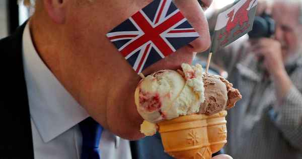 Foto: Candidato conservador Boris Johnson con un helado. (Reuters)