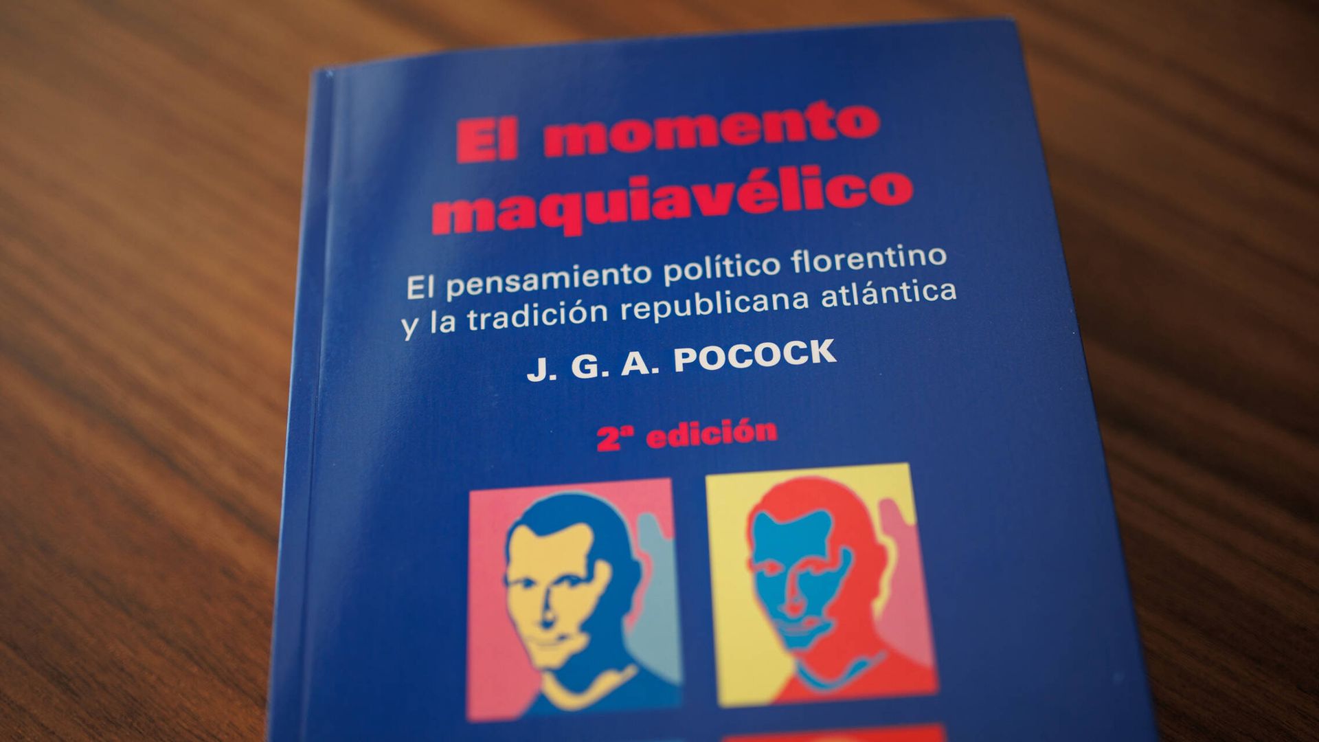 Portada de 'El momento maquiavélico' de J. G. A Pocock, uno de los manuales de Derecho más importantes para Eloy García. (A. M. V.)