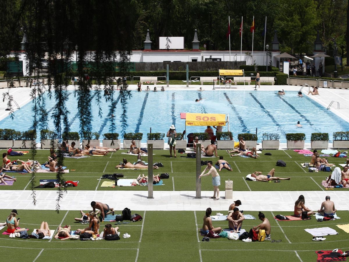 Foto: Las piscinas han estado casi siempre llenas desde el mes de junio (EFE/Javier López)