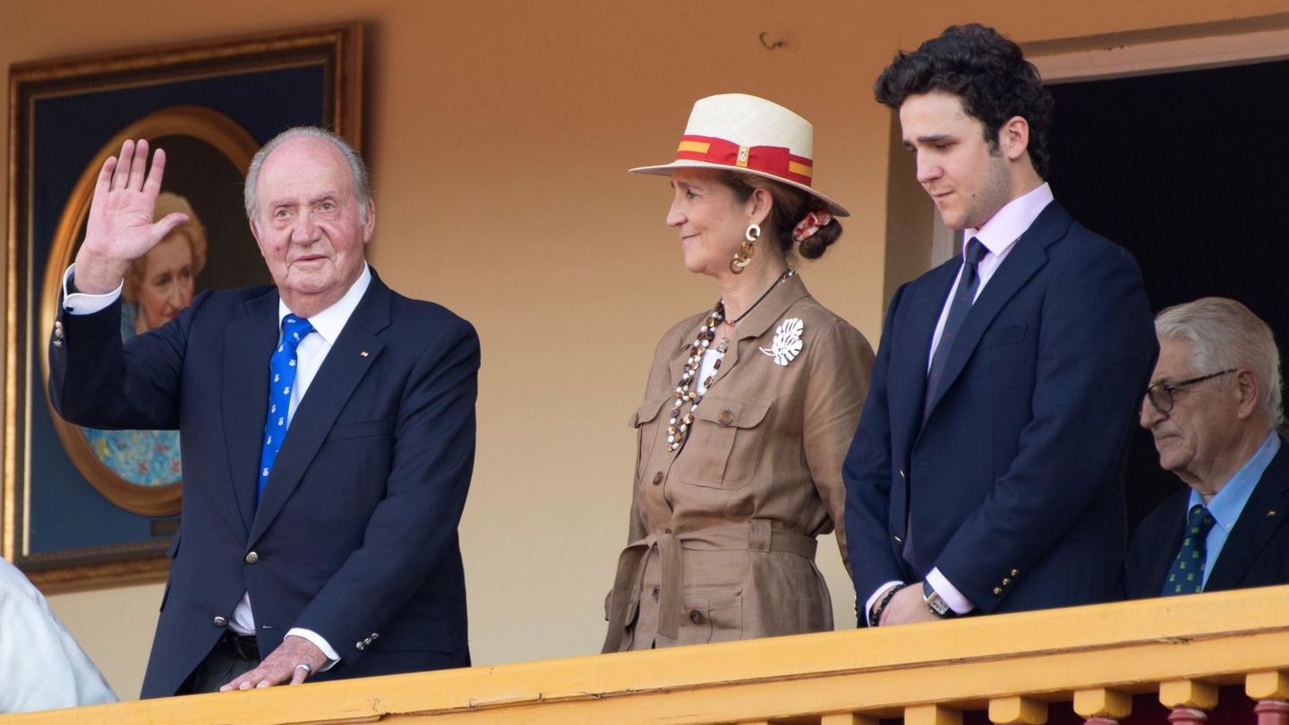El rey Juan Carlos, con la infanta Elena y su hijo, Felipe, en Aranjuez. (EFE)