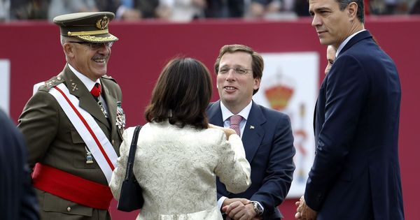 Foto: Pedro Sánchez, junto a la ministra de Defensa, Margarita Robles, el alcalde de Madrid y el JEMAD, Fernando Alejandre, este 12-O en Madrid. (EFE)