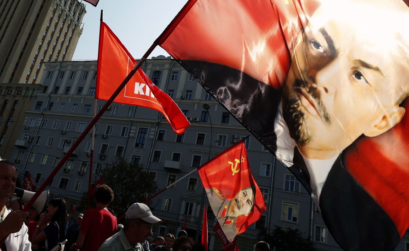 Miembros de un partido de extrema izquierda protestan contra la reforma de las pensiones decretada por Putin, en Moscú, el 2 de septiembre de 2018. (EFE)