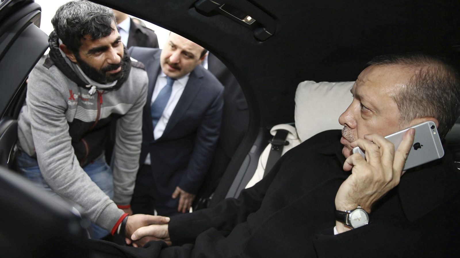 Foto: El presidente turco, Recep Tayyip Erdogan, habla con el hombre al que convenció para que no se suicidara. (EFE)