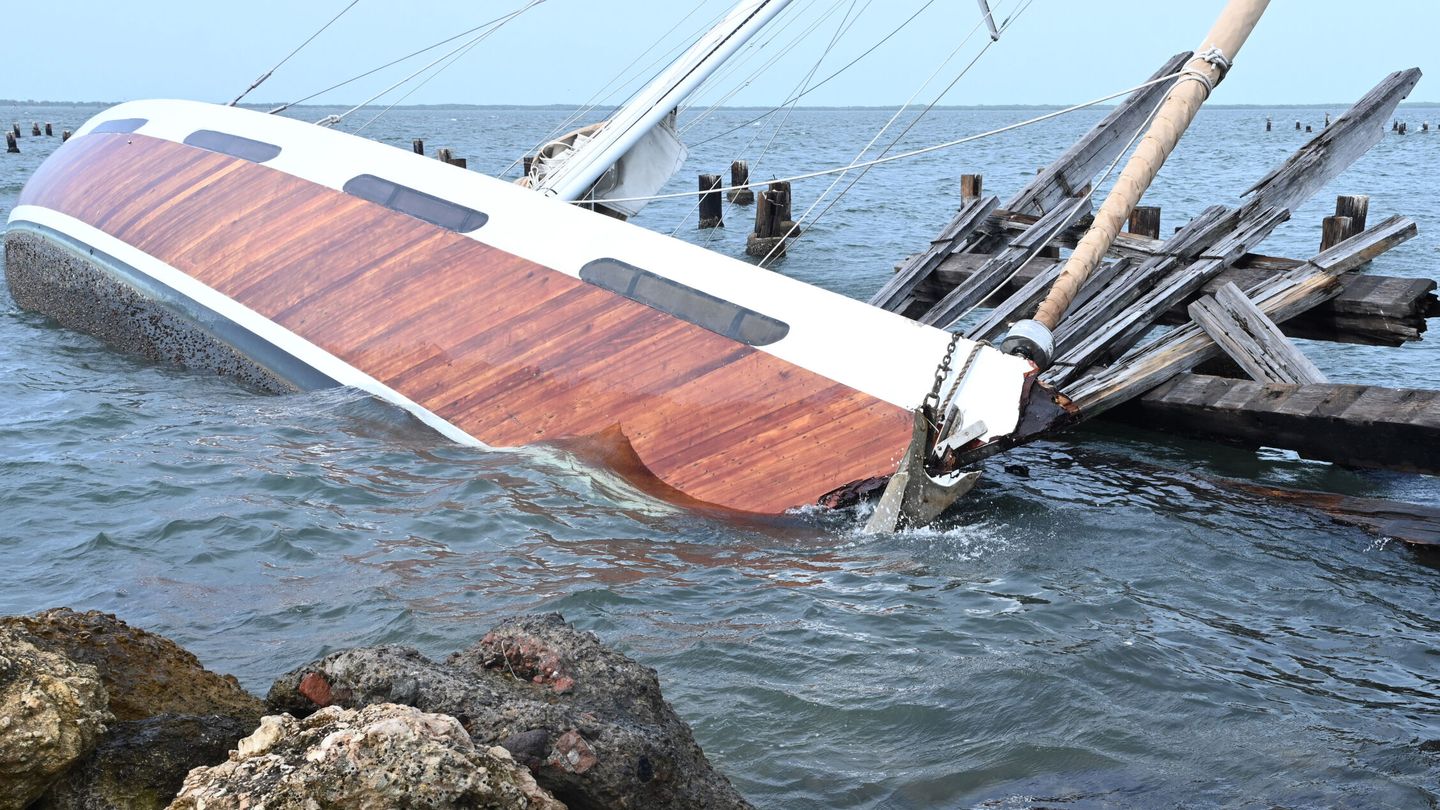 Barco hundido por el huracán en Jamaica. (EFE)