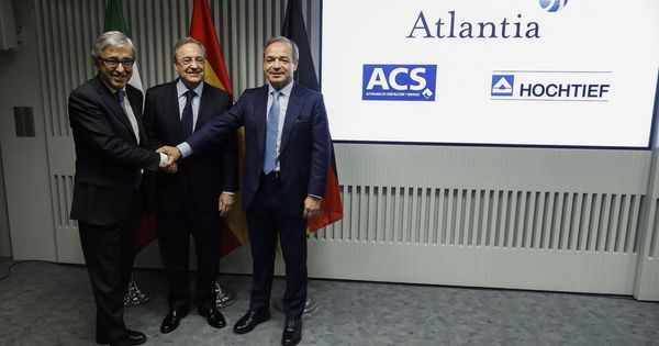 Foto: El presidente de ACS, Florentino Pérez (c); el consejero delegado de Atlantia, Giovanni Castelluci (i), y el presidente de Hochtief, Marcelino Fernández Verdes (d),