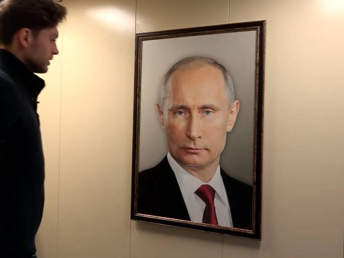 Foto: Bashir Dojov colgó el cuadro de Putin en su ascensor y grabó las reacciones de sus vecinos (Foto: YouTube)