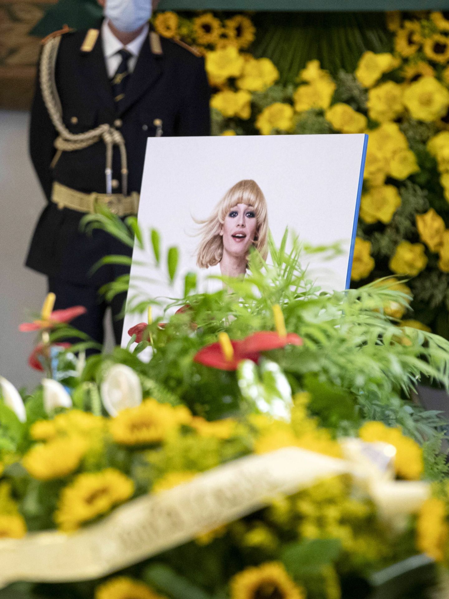 El féretro de Raffaella Carrà, cubierto de flores y con una imagen de la artista. (Reuters)