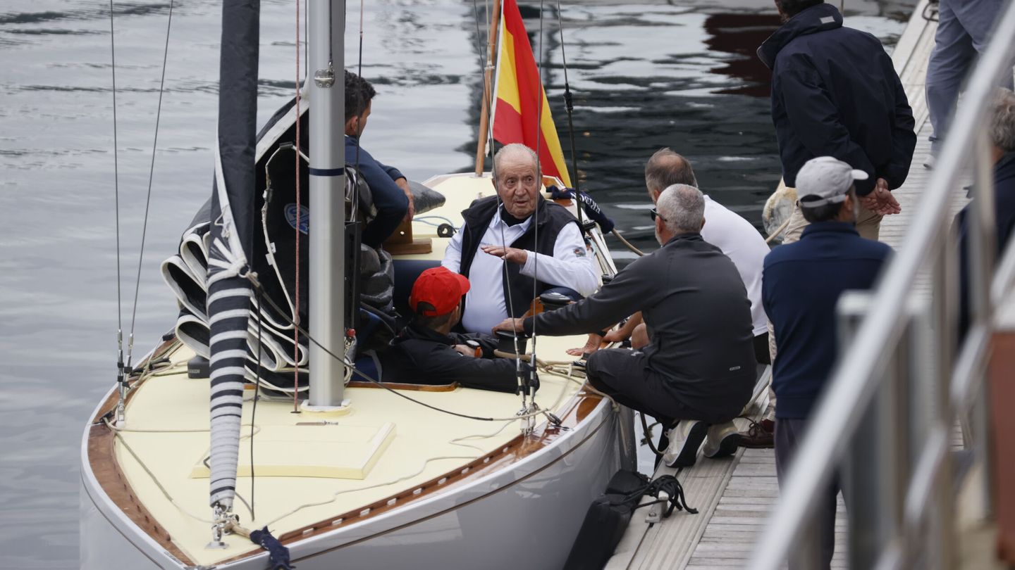 El rey Juan Carlos, a bordo del Bribón. (EFE/Lavandeira Jr.)