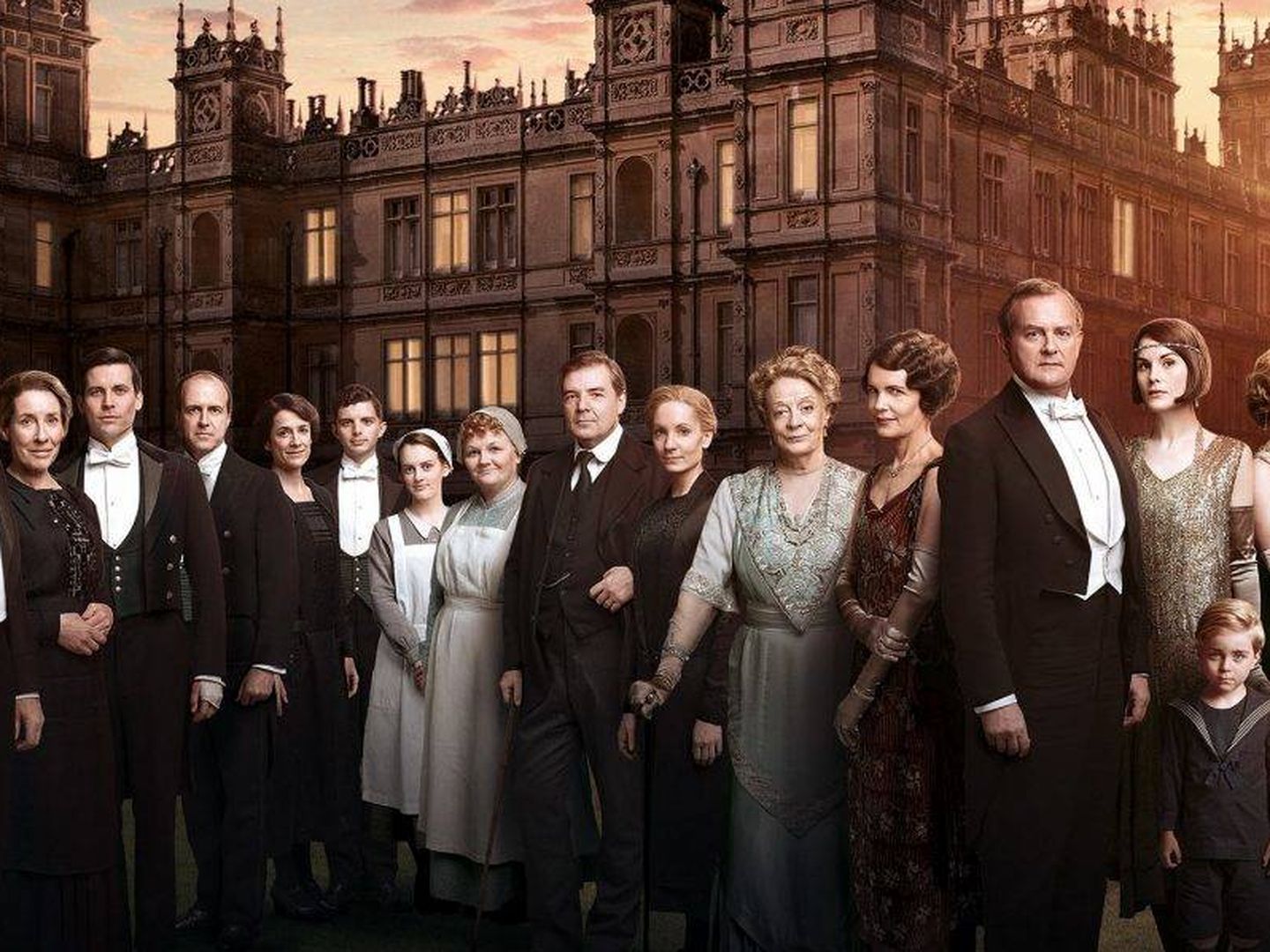  Los personajes de 'Downton Abbey',  frente al castillo. (Netflix)