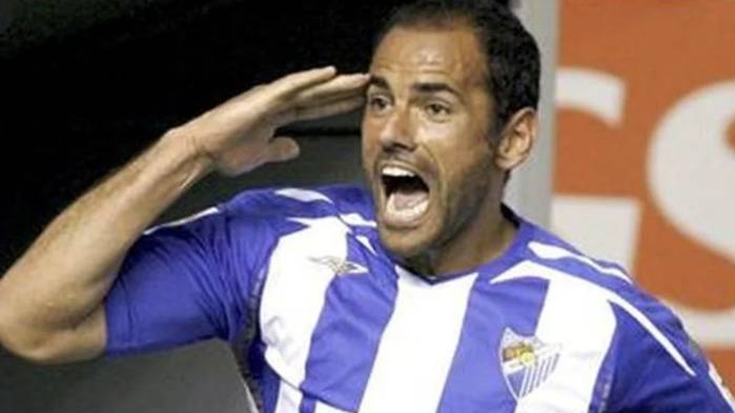 Salva Ballesta celebra un gol con el saludo militar en su época de jugador en el Málaga. 