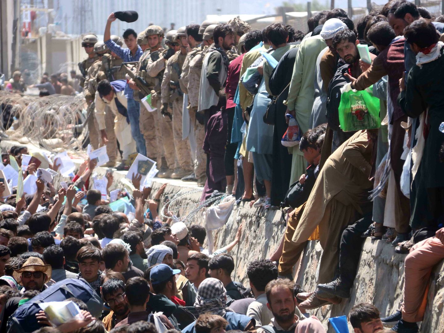 Miles de afganos se agolpaban en los accesos al aeropuerto. (EFE)