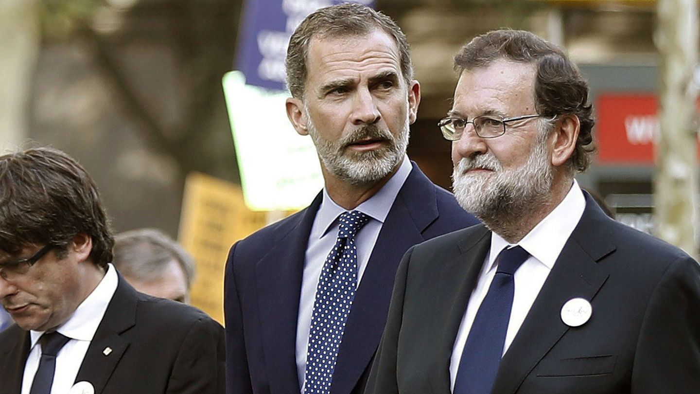 El rey Felipe junto a Mariano Rajoy (d) y  Carles Puigdemont (i). (EFE)