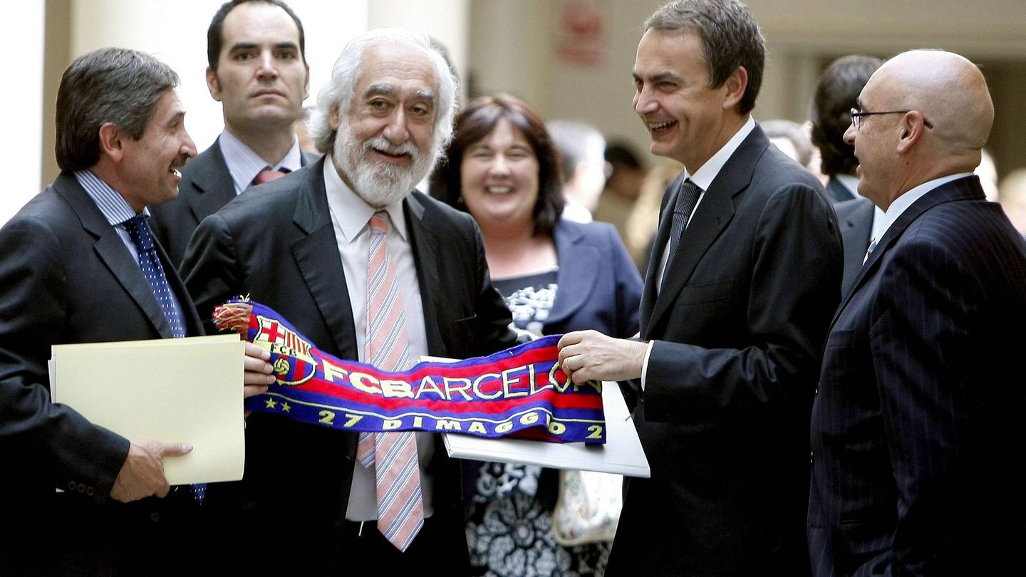 Zapatero recibe una bufanda del FC Barcelona de manos del senador de CiU Josep Maldonado. (EFE)