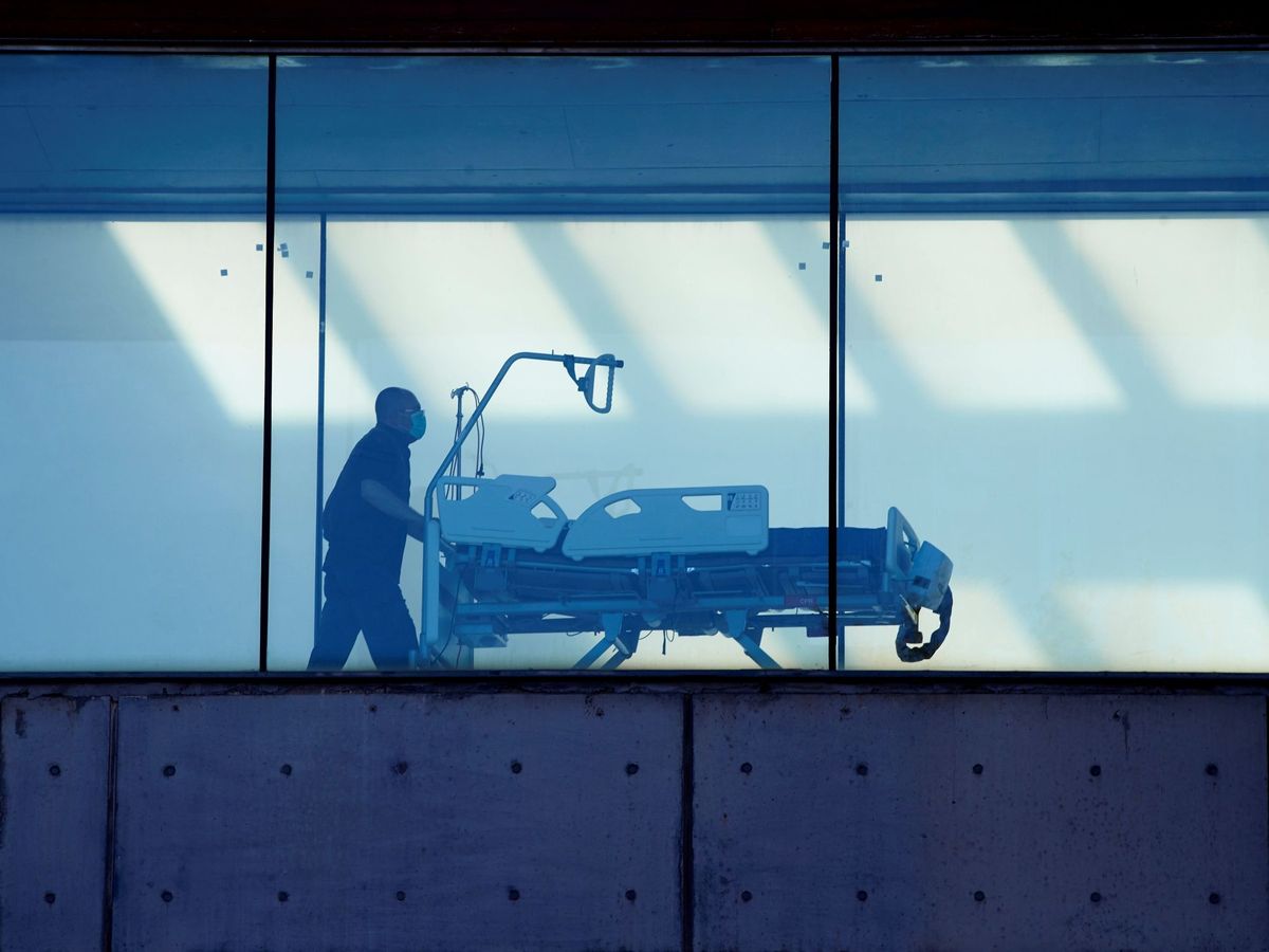 Foto: Vista de un celador que transporta una camilla. (EFE/Alejandro García)