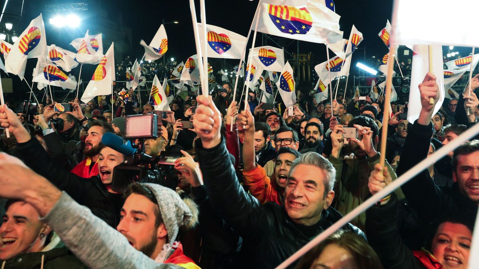 Foto: Simpatizantes de Ciudadanos festejan el resultado de las elecciones del 21-D, en Barcelona.