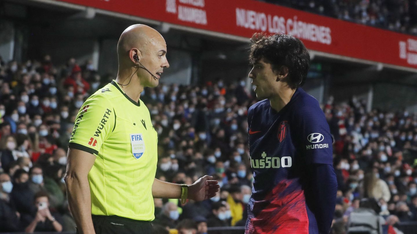 Joao Félix protesta el gol anulado. (Reuters/Jon Nazca)