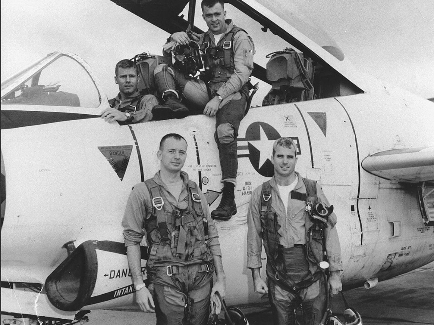 John McCain, abajo a la derecha, con su escuadrón de la Marina en 1965. (EFE)