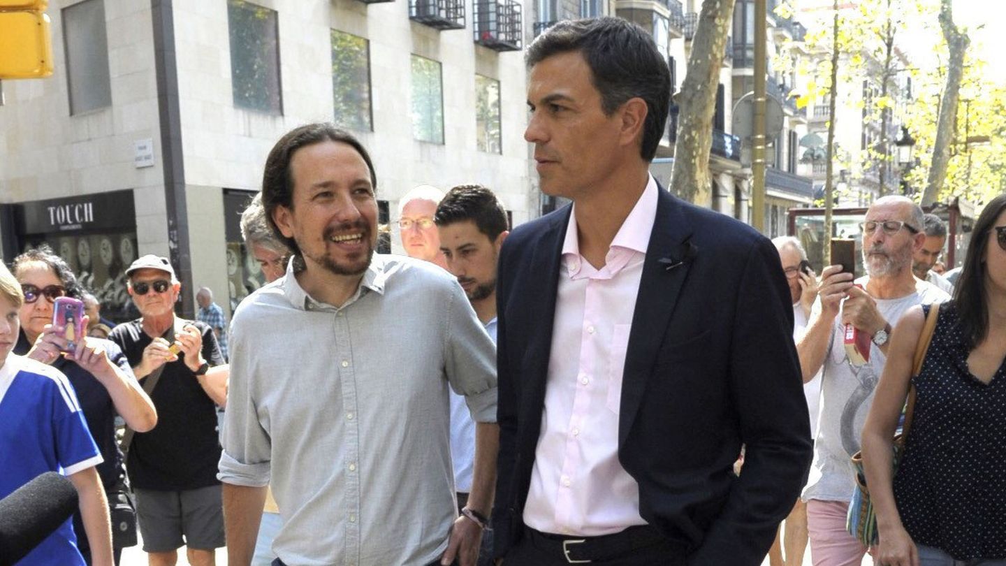Pedro Sánchez junto al líder de Podemos, Pablo Iglesias. (EFE)