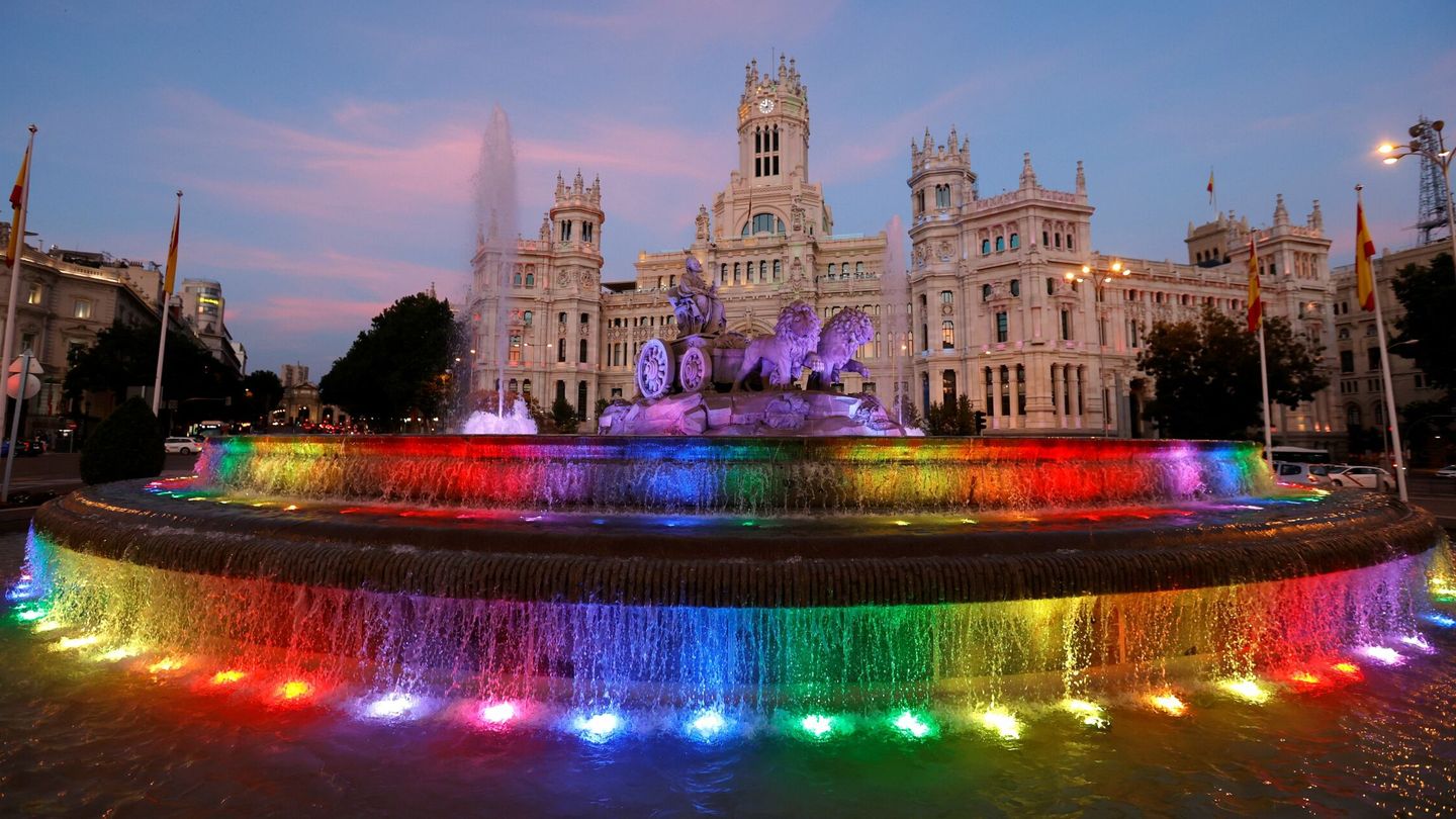 La fuente de Cibeles aparece iluminada con los colores de la bandera LGTBI en el Orgullo de 2021. (EFE/Mariscal)