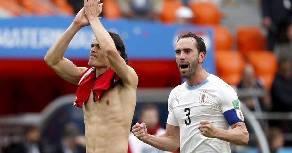 Foto: Edinson Cavani y Diego Godín celebran la victoria contra Egipto | EFE