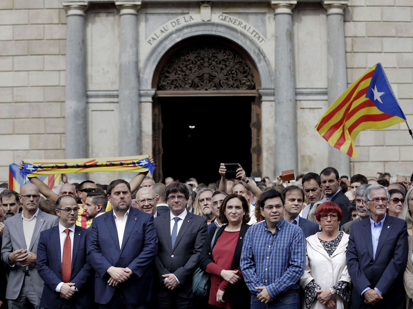 El presidente catalán, Carles Puigdemont, y la alcaldesa de Barcelona, Ada Colau. (EFE)