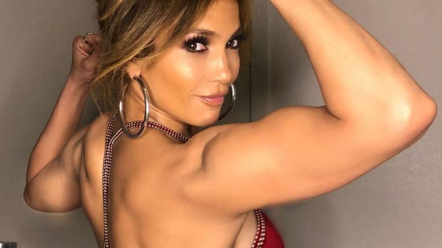 Jennifer Lopez muestra sus músculos en los brazos en una imagen de sus redes sociales. (Instagram @jlo)