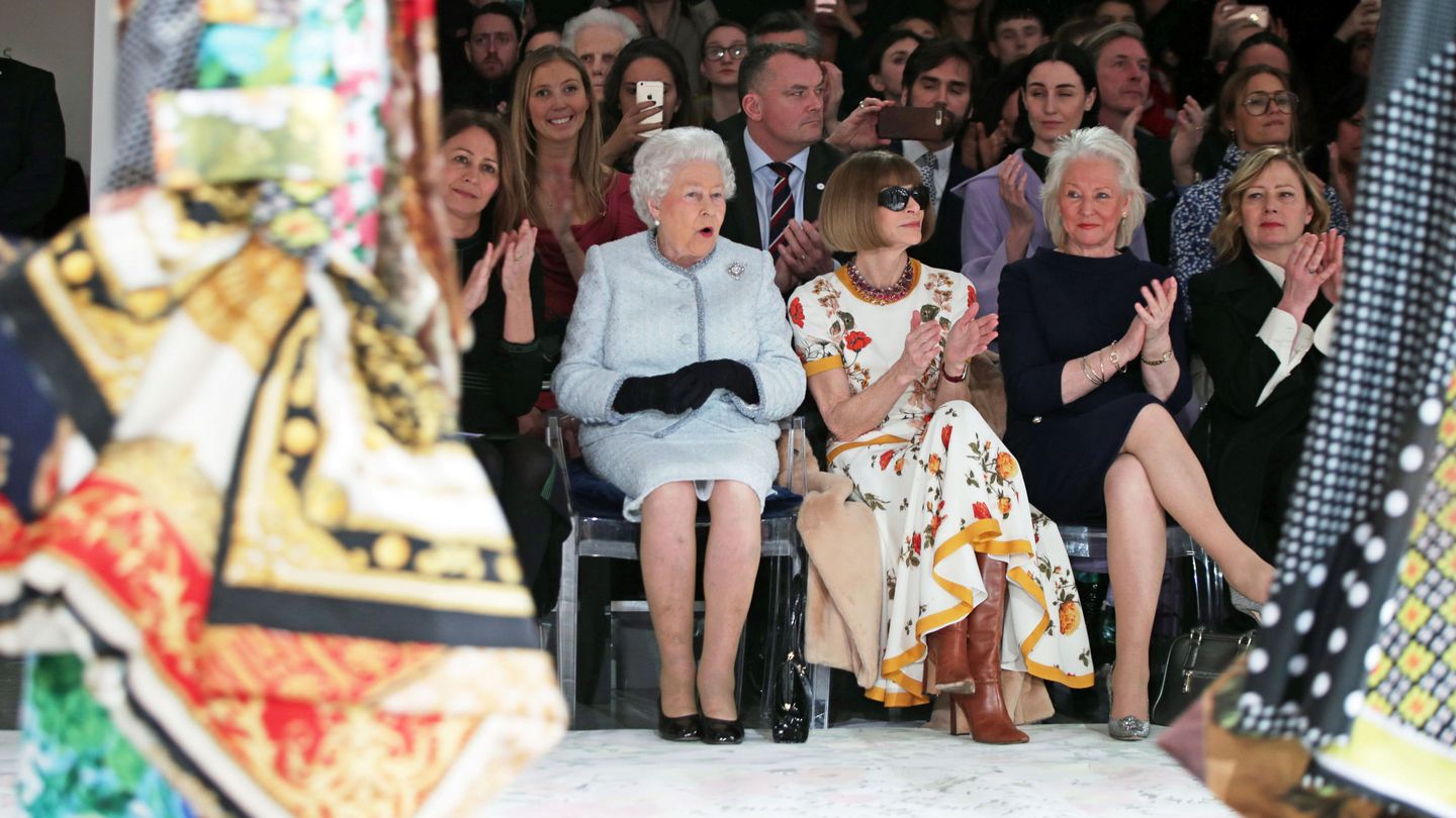 Angela Kelly (derecha), junto a Isabel II y Anna Wintour. (Reuters)