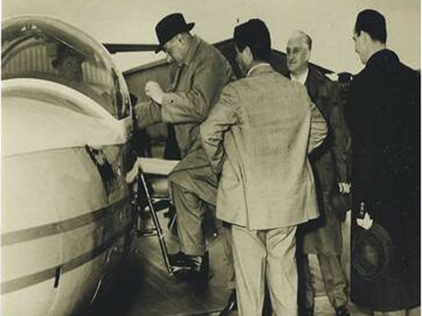 Enrico Mattei se sube a la avioneta en la que murió en un supuesto accidente en 1962. Foto: CC