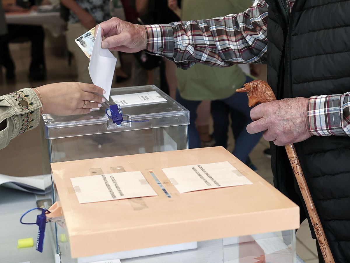 Foto: Un votante introduce su papeleta en la urna. EFE 