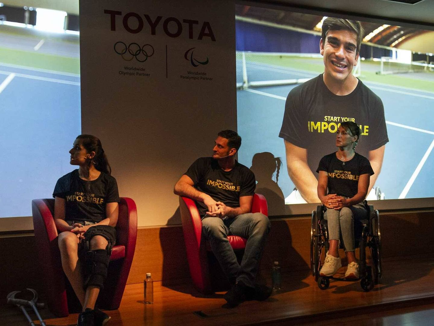 Los tres miembros del equipo Toyota, acompañados, a través de internet, por Martín de la Puente. 