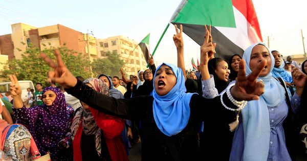 Foto: Manifestantes sudaneses protestan en Jartúm. (Reuters)