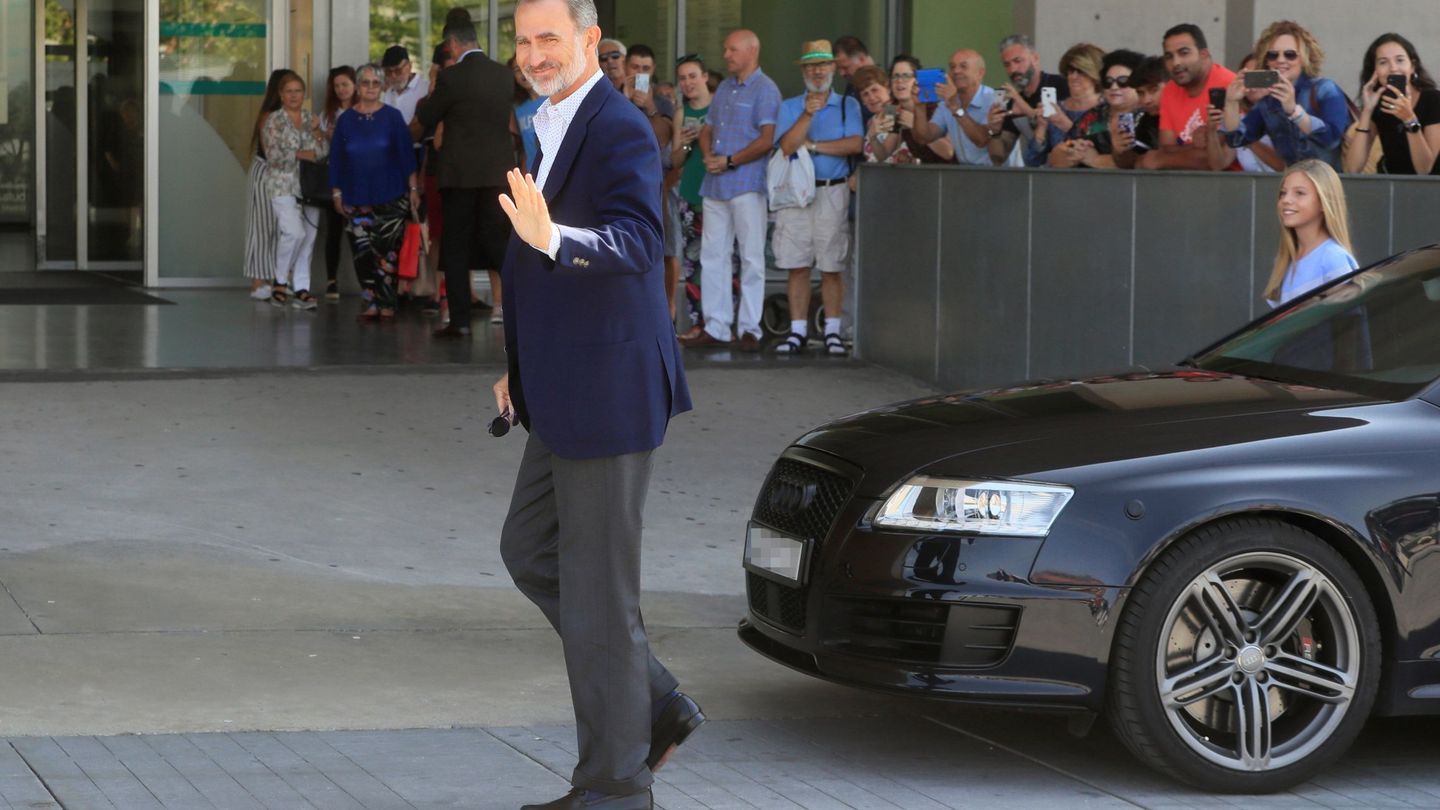 El rey Felipe, junto al Audi durante su visita al rey Juan Carlos tras su operación de corazón. (EFE)