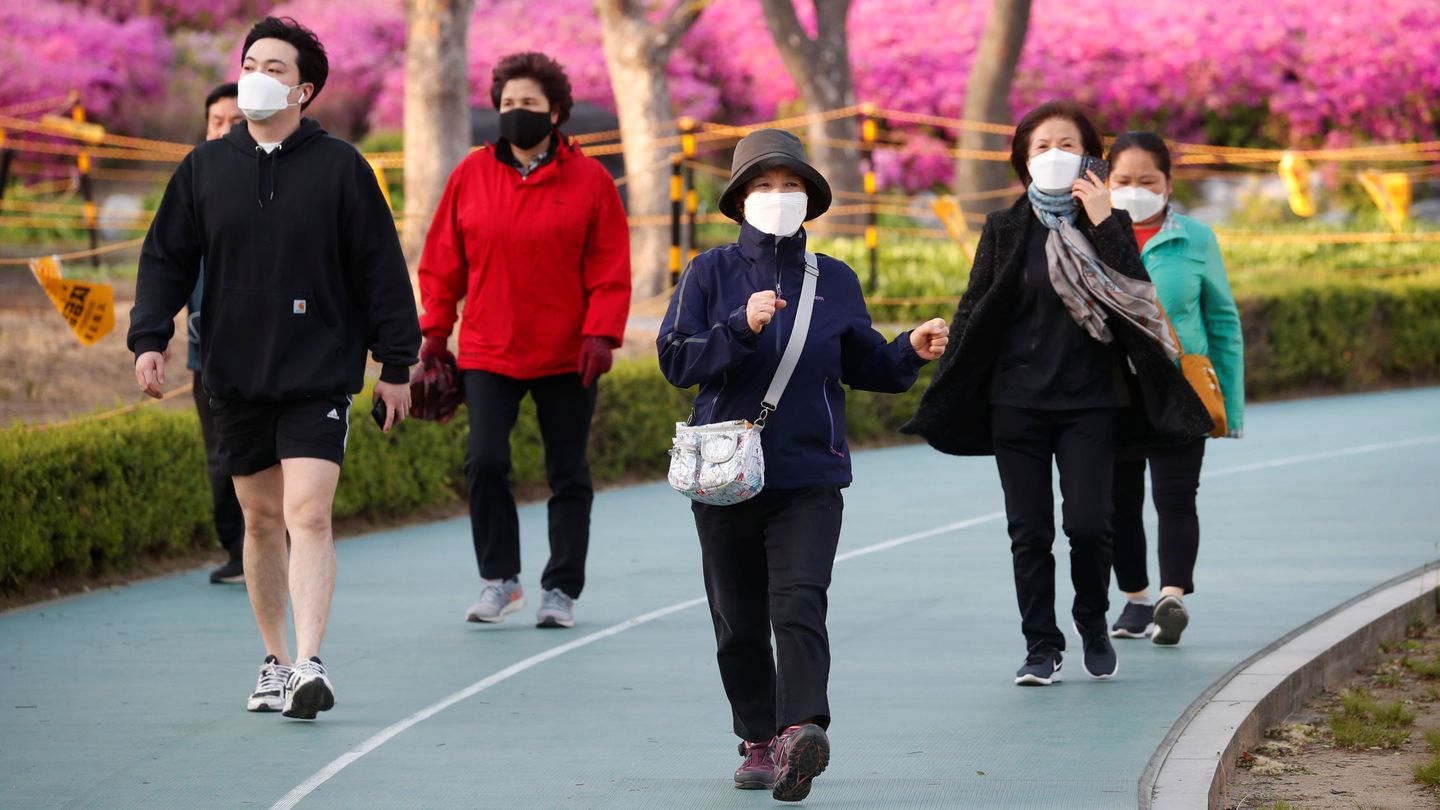 Distanciamiento social en Corea del Sur: gente pasea por un parque de Seúl esta semana manteniendo la distancia mínima. (Reuters)