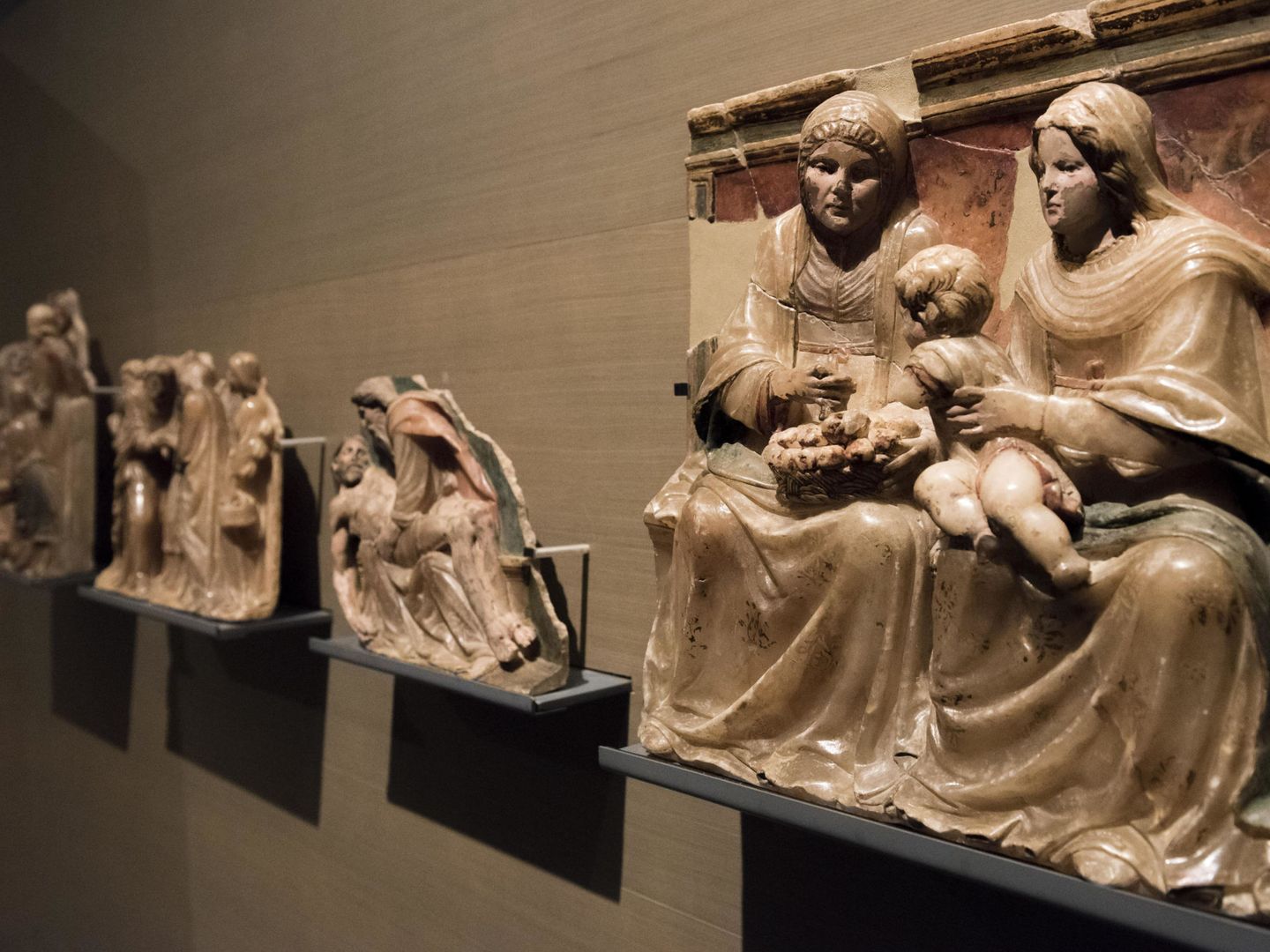 Los cuatro relieves en alabastro del retablo de Sijena expuestos en el Museo de Lleida. (EFE)