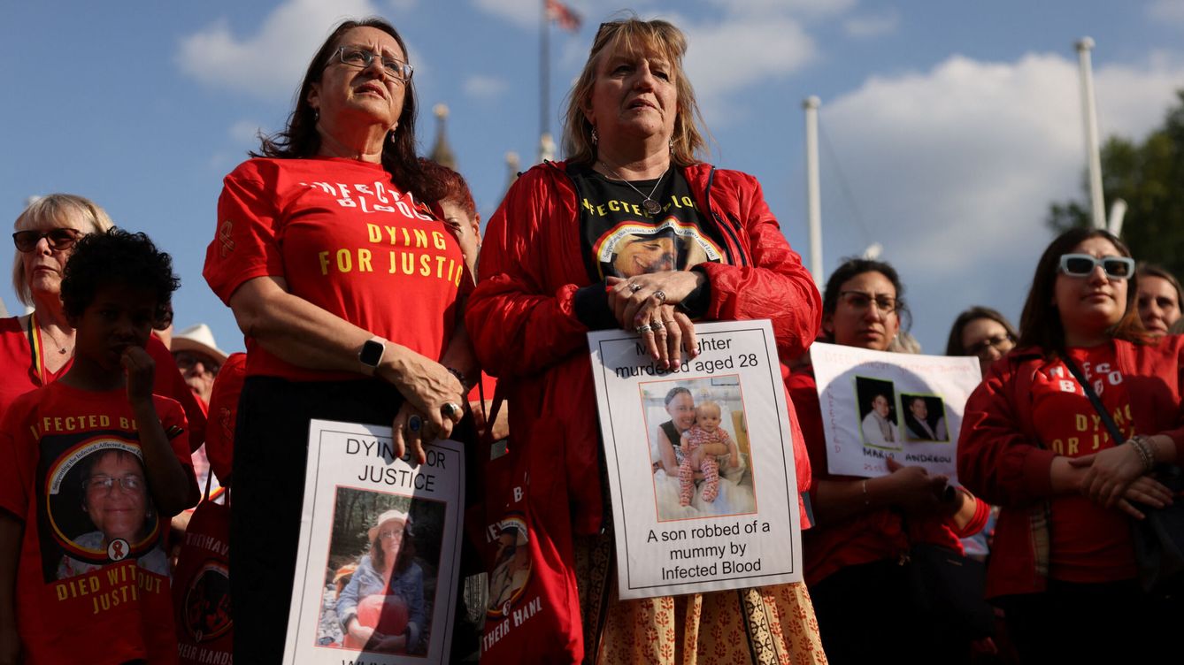Foto: Personas afectadas por el escándalo de la sangre contaminada se reúnen en Westminster para una vigilia para recordar a quienes perdieron la vida. (Reuters/Hollie Adams)