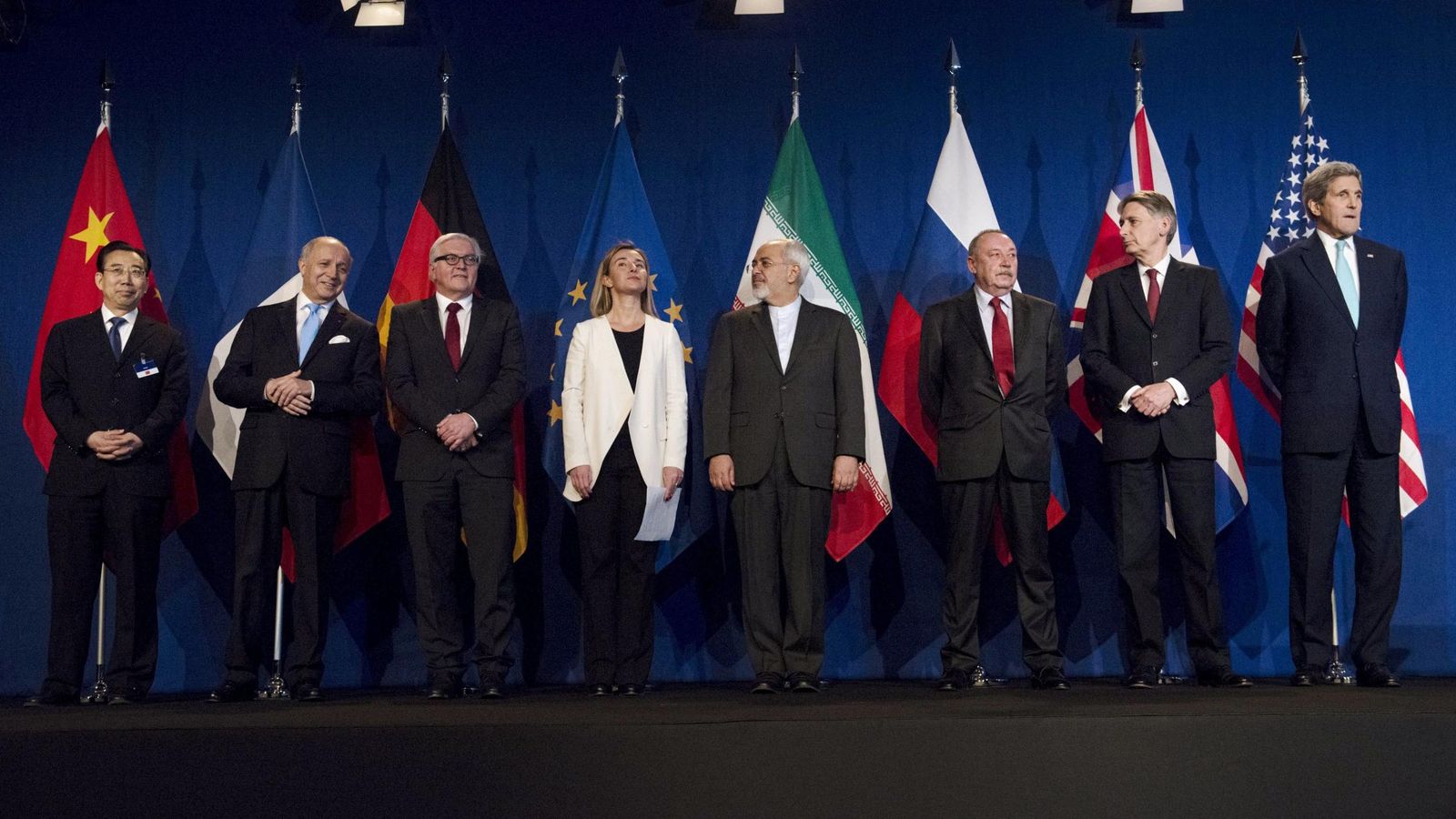 Foto: Los representantes del grupo P5+1 junto al ministro de Exteriores de Irán, Mohammad Javad Zarif, en Lausana el 22 de abril (Reuters). 