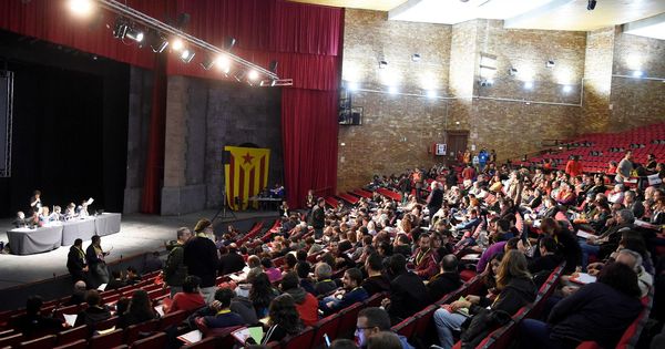 Foto: El consejo político de la CUP, durante su reunión en Cervera (Lleida), para decidir si facilita la investidura del candidato de JxCAT, Quim Torra. (EFE)