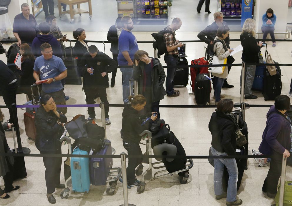 Foto: Pasajeros hacen cola para pasar el control de extranjería en un aeropuerto. (Reuters)