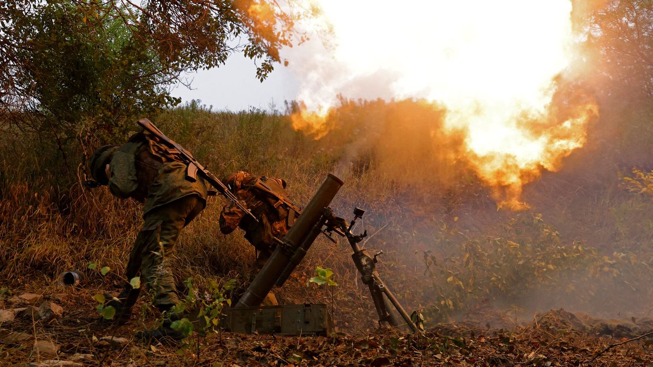 Foto: Soldados prorrusos disparan un mortero en dirección a Avdiivka. (Reuters/Alexander Ermochenko)
