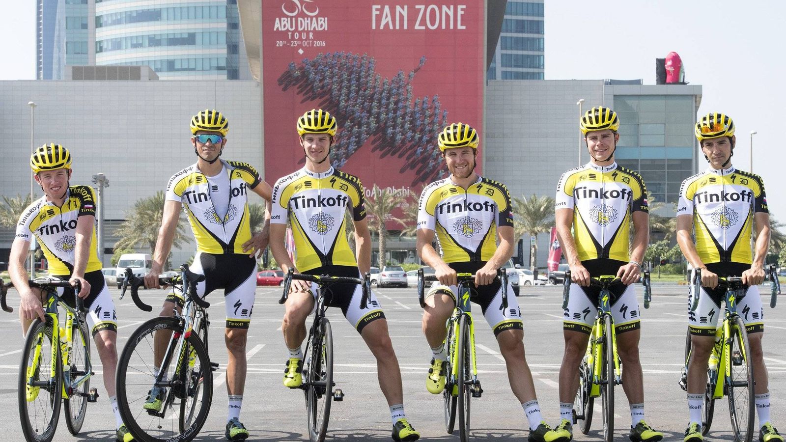 Foto: Contador (segundo por la izquierda) 'rompió' el nombre de Tinkoff... pero porque tenía calor (Claudio Peri/Tinkoff).