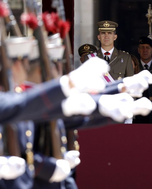 Foto: El Príncipe de Asturias contempla desde la tribuna de honor el desfile de la ceremonia militar de la Orden de San Hermenegildo. (EFE)