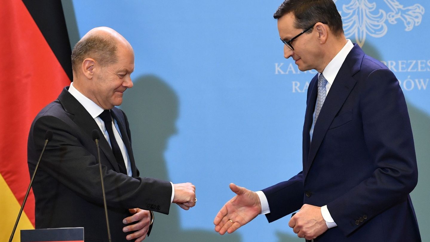 El canciller alemán ofrece el puño al primer ministro polaco, que le intenta dar la mano. (Reuters)