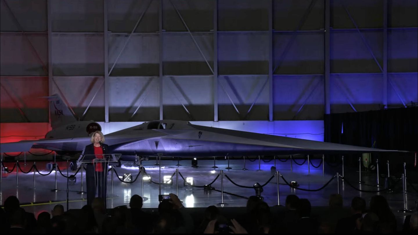 Pam Melroy, administradora adjunta de la NASA y expiloto de pruebas, ante el X-59 definitivo, listo para su primer vuelo. (NASA)