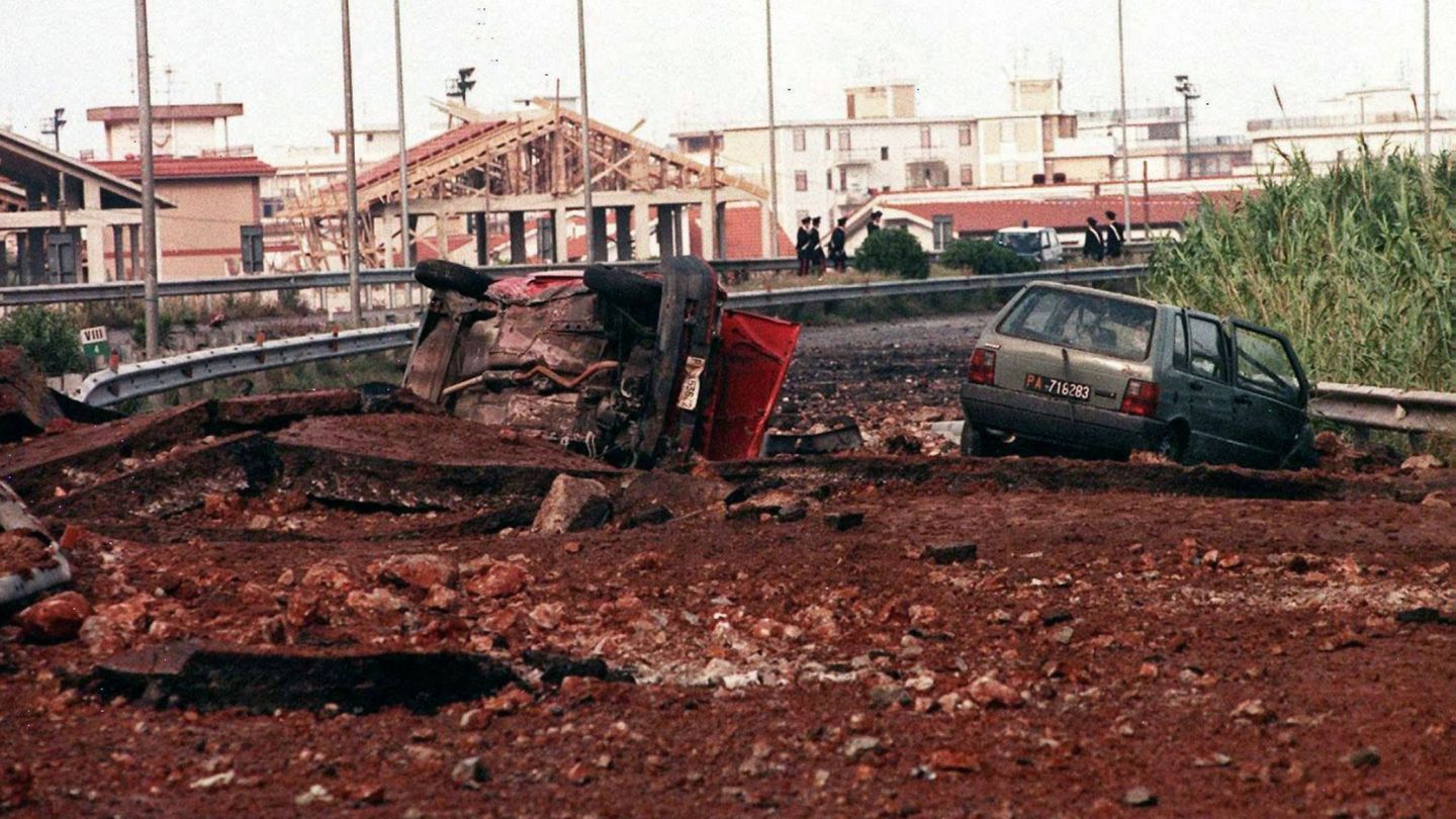 Fotografía de archivo, que muestra dos vehículos destrozados tras un atentado contra el juez Giovanni Falcone en  Palermo. (EFE)