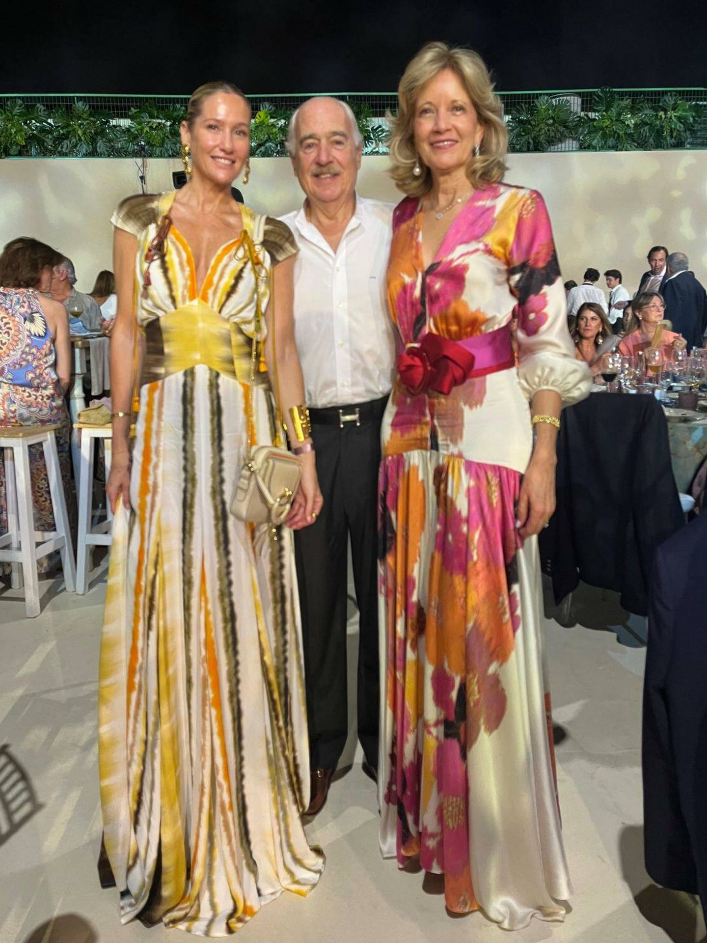 Fiona Ferrer, con el expresidente de Colombia, Andrés Pastrana, y su mujer, Nora. (Vanitatis)