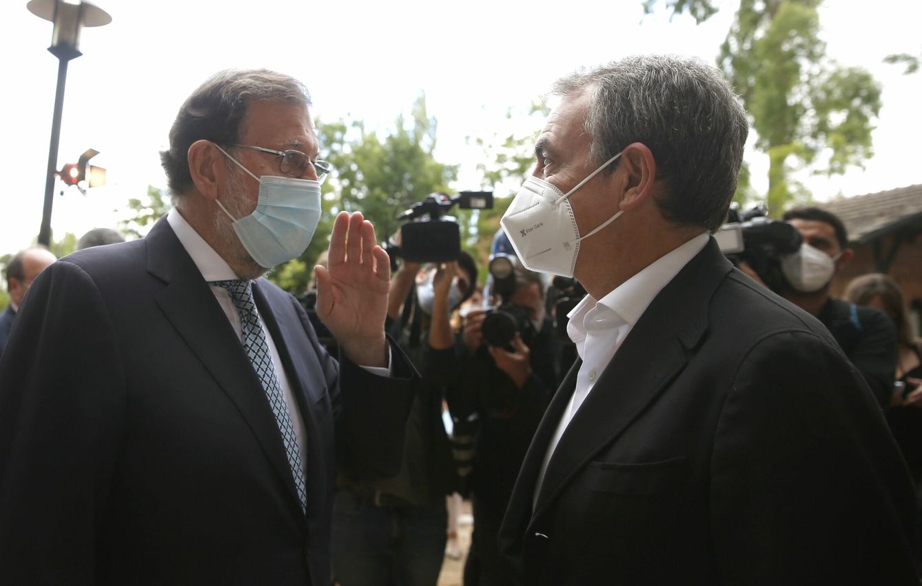 Los expresidentes del Gobierno Mariano Rajoy (i) y José Luis Rodríguez Zapatero. (EFE)