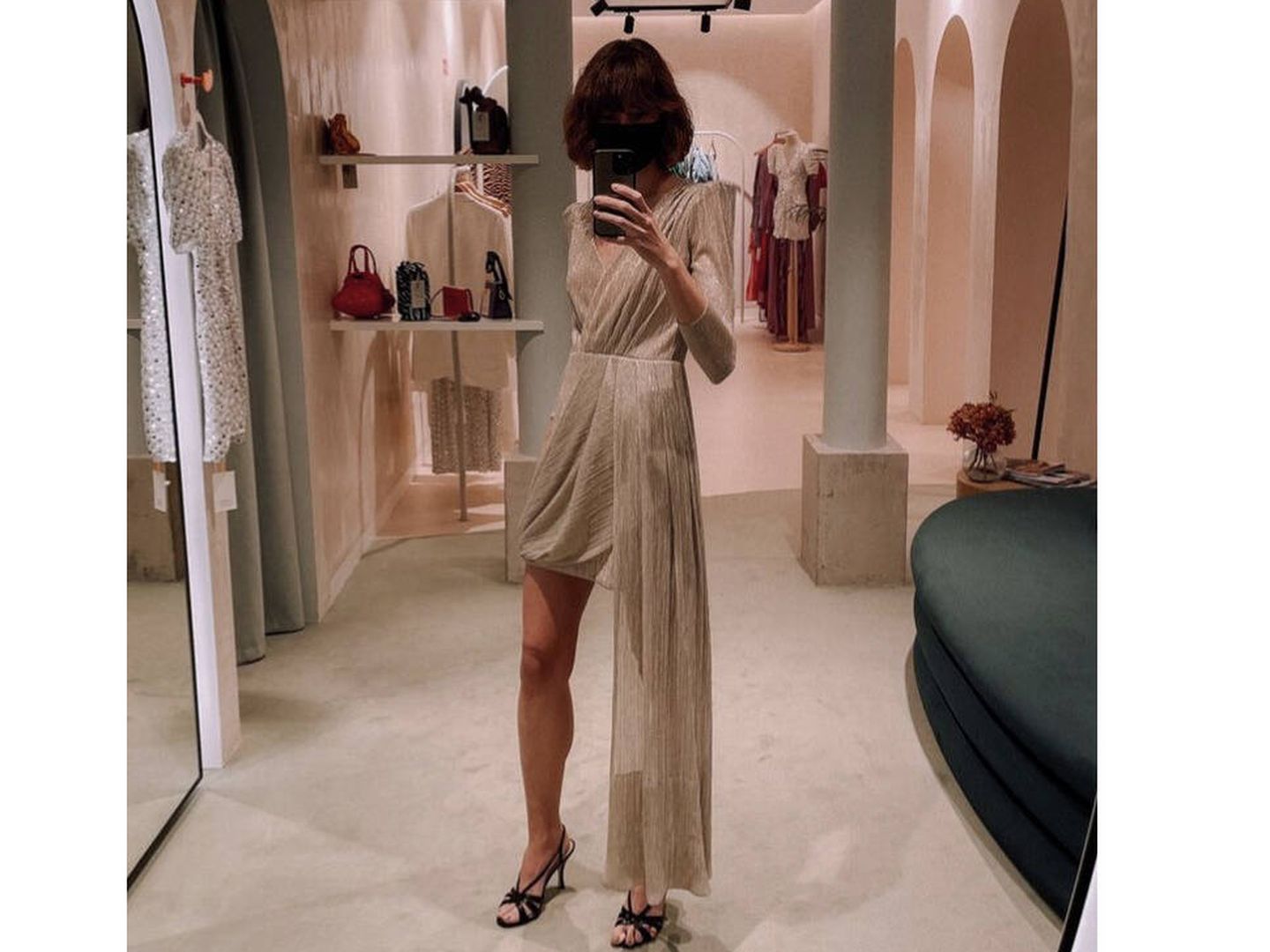 Alejandra Remón, probándose el que fue el vestido elegido. (Instagram)